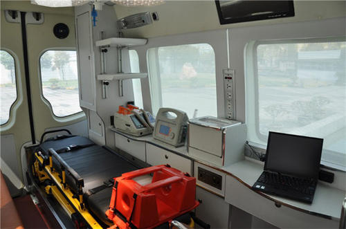 遂溪县救护车内部